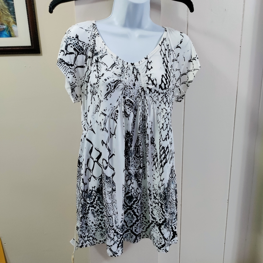 ✨️APT9 Pretty Stretchy Pattern White & Black w/ Jewel detail babydoll top.Sz.M